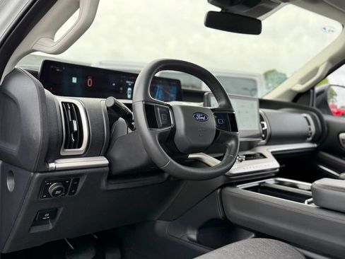 Used 2025 Ford Expedition Active AWD/4WD image 13