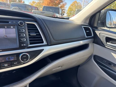 Used 2018 Toyota Highlander XLE image 21