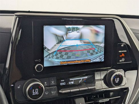Used 2023 Toyota Highlander XLE AWD/4WD image 19