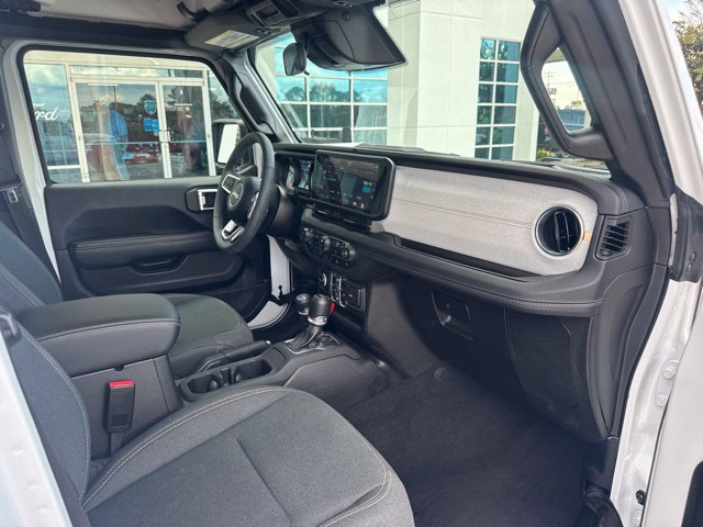Used 2025 Jeep Wrangler Unlimited Sahara AWD/4WD image 12