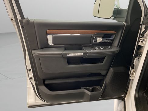 Used 2018 RAM 1500 Laramie AWD/4WD image 18