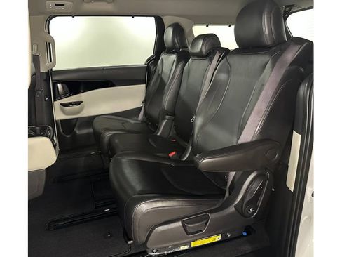 Used 2023 Kia Carnival EX image 21