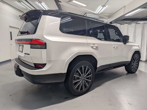 Used 2024 Lexus GX 550 w/ Accessory Package (Z1) AWD/4WD image 3