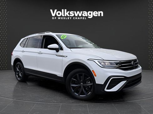 Certified 2023 Volkswagen Tiguan SE w/ Panoramic Sunroof Package FWD image 1