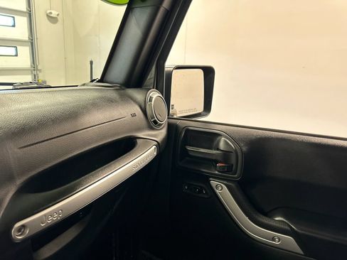 Used 2018 Jeep Wrangler Unlimited Sahara w/ Connectivity Group AWD/4WD image 24