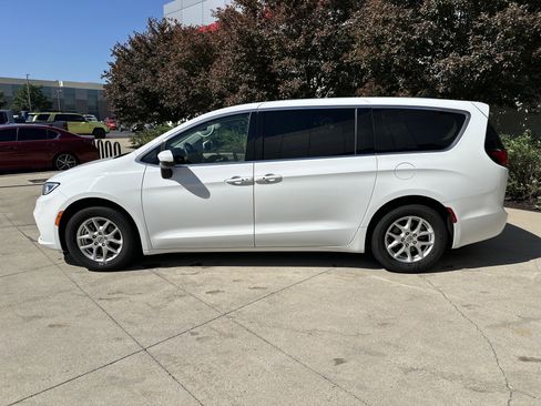 Used 2023 Chrysler Pacifica Touring-L FWD image 9