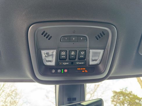 Used 2023 Chevrolet Traverse LT w/ LT Premium Package image 31