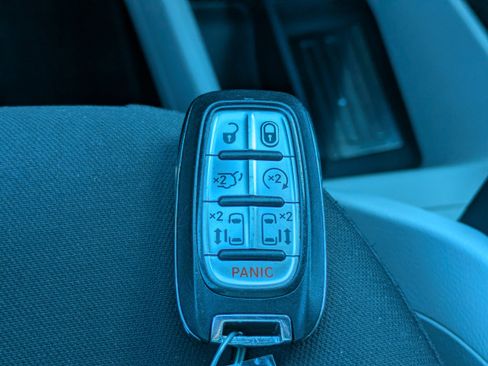 Used 2018 Chrysler Pacifica Touring Plus w/ Tire & Wheel Group FWD image 28
