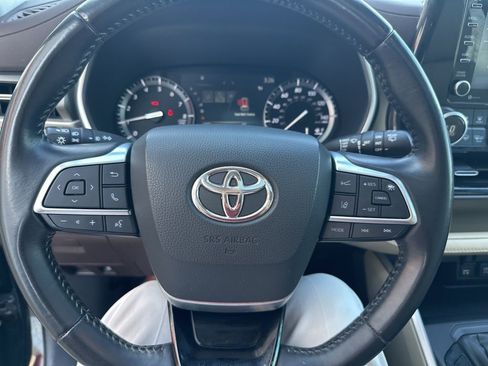 Used 2021 Toyota Highlander XLE image 14
