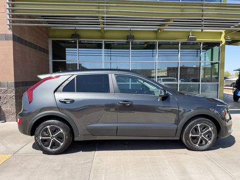 Used 2025 Kia Niro EX FWD image 9