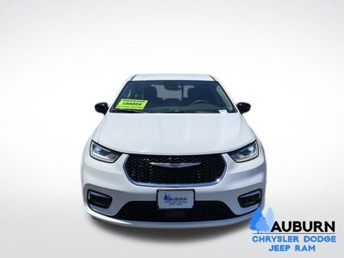 Used 2024 Chrysler Pacifica Touring-L FWD image 2