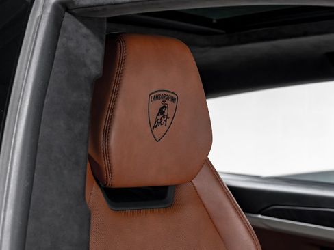 Used 2021 Lamborghini Urus AWD/4WD image 40