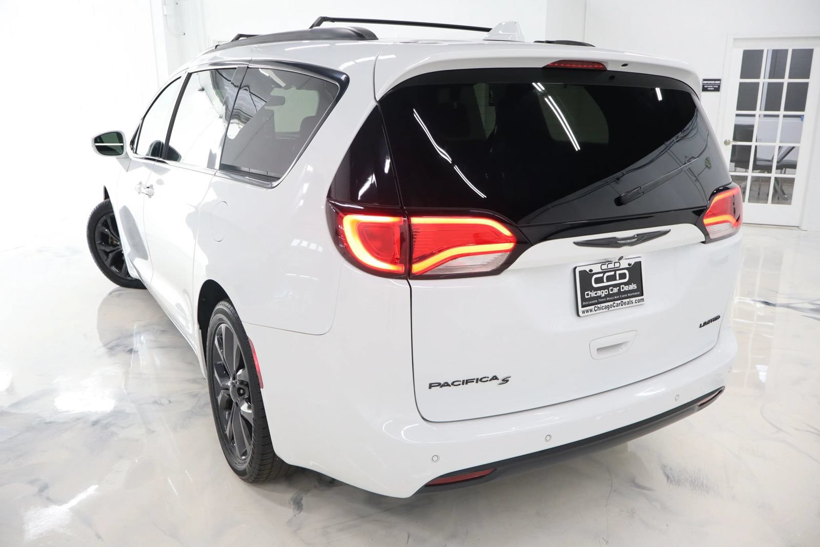 Used 2018 Chrysler Pacifica Limited w/ S Appearance Package FWD image 6