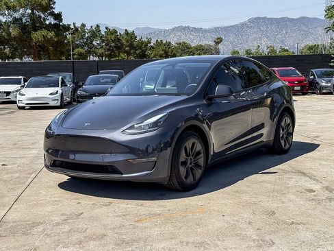 Used 2024 Tesla Model Y Long Range AWD/4WD image 1