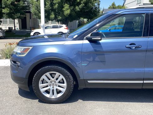 Used 2018 Ford Explorer XLT w/ Equipment Group 201A AWD/4WD image 2