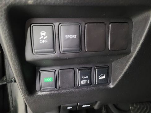 Used 2016 Nissan Rogue SV image 43