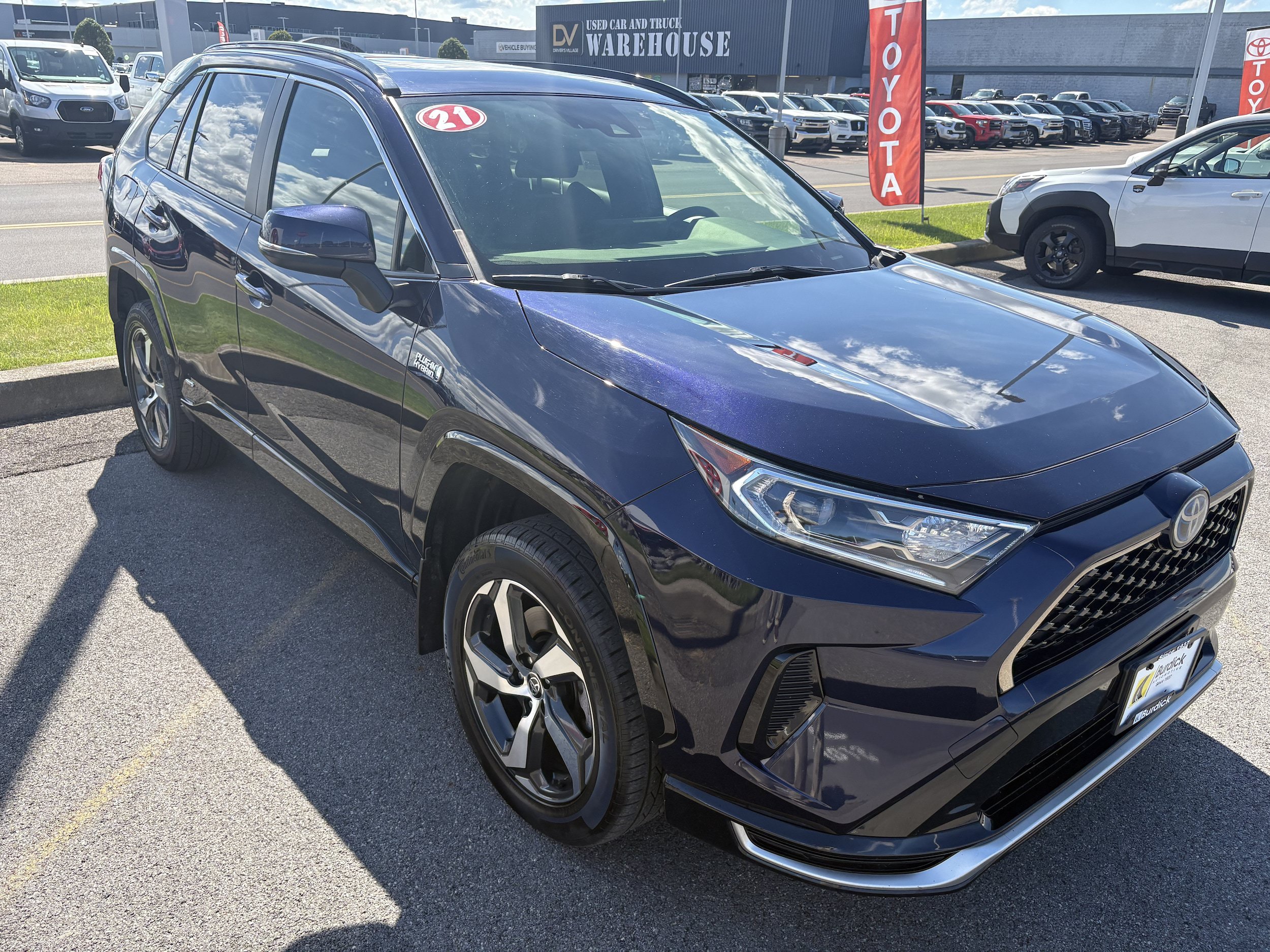 Used 2021 Toyota RAV4 SE w/ Weather & Moonroof Package AWD/4WD image 2