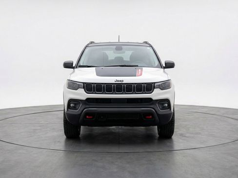 Used 2025 Jeep Compass Trailhawk image 2