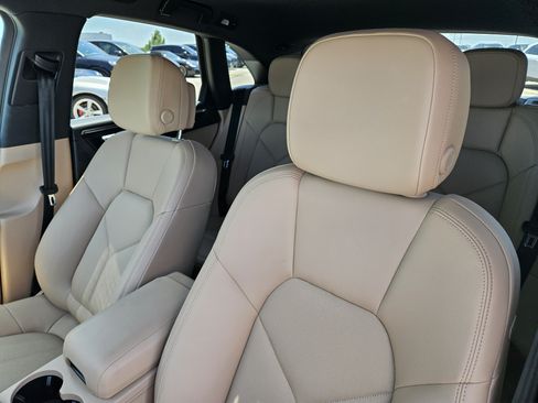 Certified 2026 Porsche Macan AWD/4WD image 6