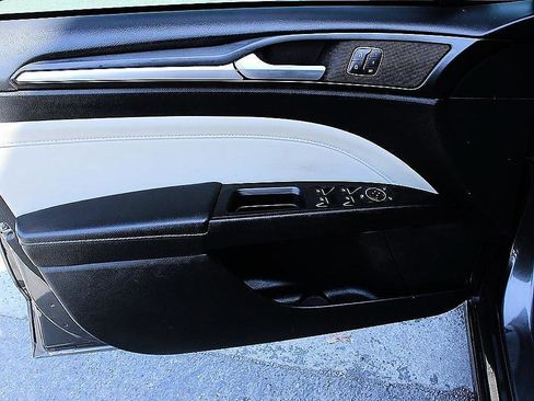 Used 2018 Ford Fusion Titanium AWD/4WD image 9