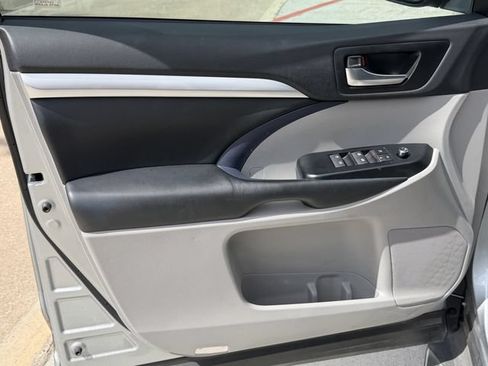 Used 2019 Toyota Highlander XLE AWD/4WD image 10