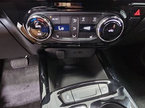 Used 2024 Chevrolet Trax RS FWD image 19