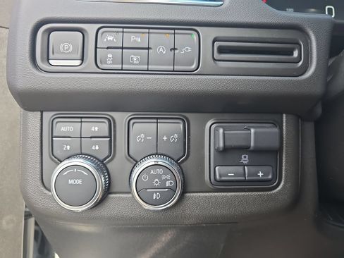 Certified 2022 GMC Yukon SLT w/ SLT Luxury Package AWD/4WD image 29