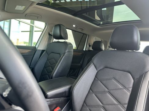 Used 2024 Volkswagen Atlas SE w/ Panoramic Sunroof Package FWD image 26