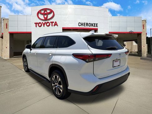 Used 2022 Toyota Highlander XLE FWD image 7
