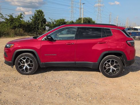 Used 2024 Jeep Compass Latitude AWD/4WD image 2