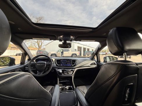 Used 2022 Chrysler Pacifica Limited w/ Uconnect Theater Family Group image 31