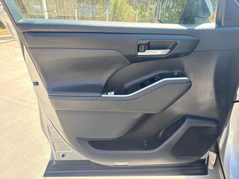 Used 2023 Toyota Highlander XLE image 14