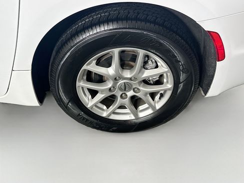 Used 2024 Chrysler Pacifica Touring-L image 11