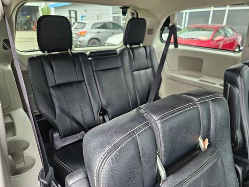 Used 2016 Chrysler Town & Country Touring image 18