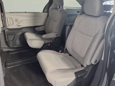 Used 2023 Toyota Sienna LE image 18