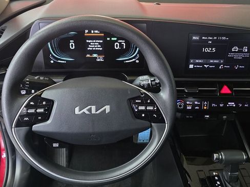 Used 2023 Kia Niro LX image 12