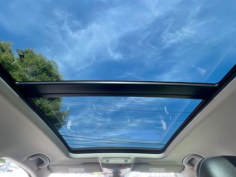 Certified 2022 Volkswagen Tiguan SE w/ Panoramic Sunroof Package image 21