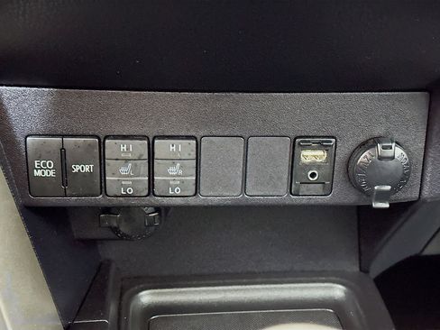 Used 2014 Toyota RAV4 Limited w/ Technology Package FWD image 20