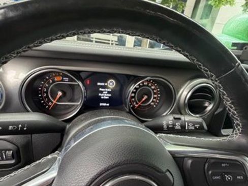Used 2022 Jeep Wrangler Unlimited Sahara w/ Cold Weather Group AWD/4WD image 4