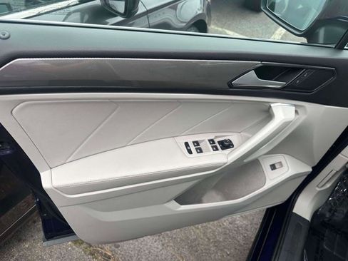 Used 2022 Volkswagen Tiguan SE w/ Panoramic Sunroof Package image 16