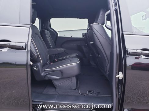 New 2026 Chrysler Pacifica Limited image 15