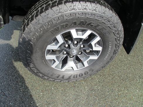 Used 2023 Toyota Tacoma TRD Off-Road w/ TRD Premium Off Road Package AWD/4WD image 9