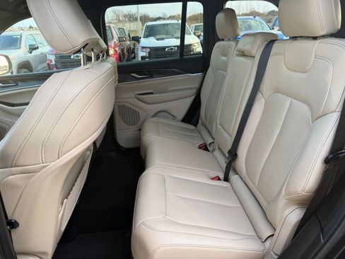 Used 2024 Jeep Grand Cherokee Limited image 15