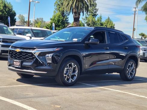 Used 2024 Chevrolet Trax LT FWD image 2