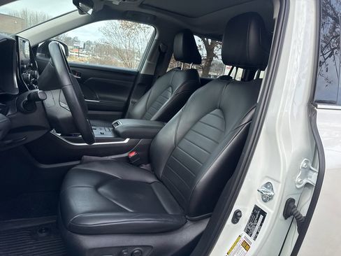 Used 2021 Toyota Highlander XLE image 7