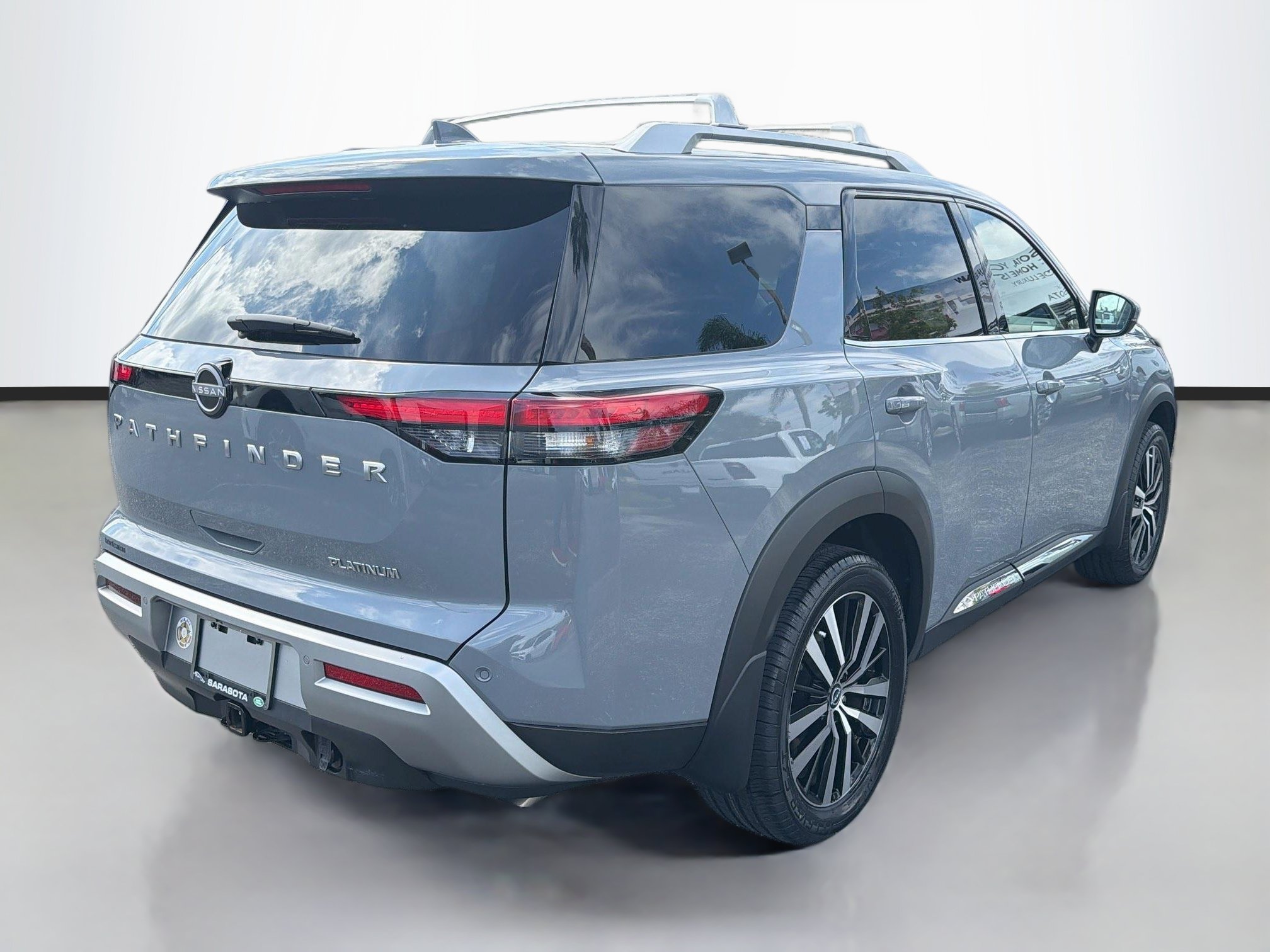 Used 2024 Nissan Pathfinder Platinum FWD image 5