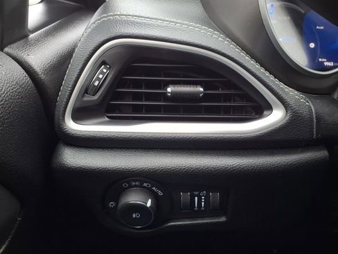 Used 2025 Chrysler Pacifica Select image 26