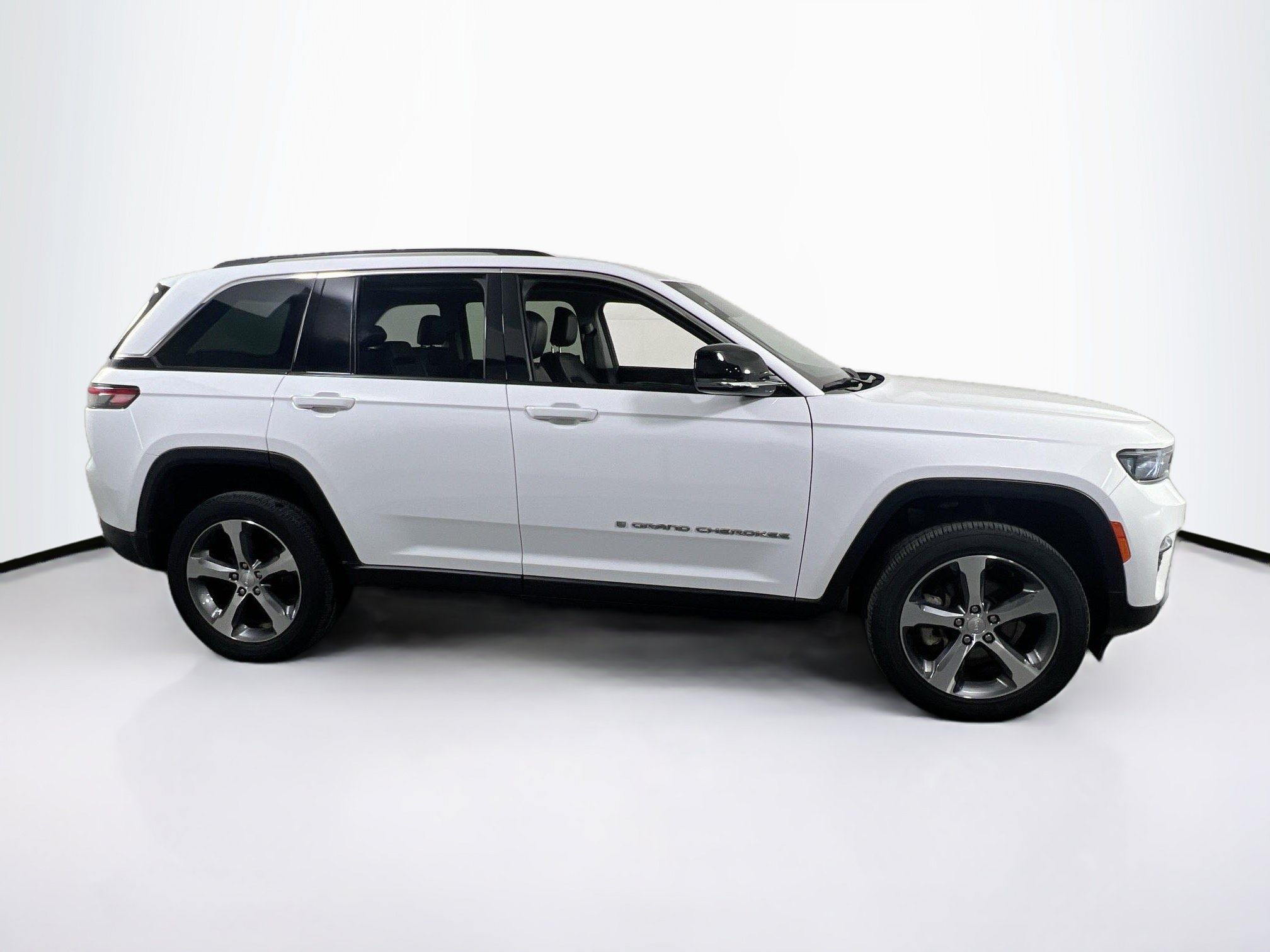 Used 2023 Jeep Grand Cherokee Limited AWD/4WD image 4