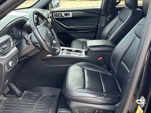 Used 2020 Ford Explorer XLT w/ Equipment Group 202A AWD/4WD image 16
