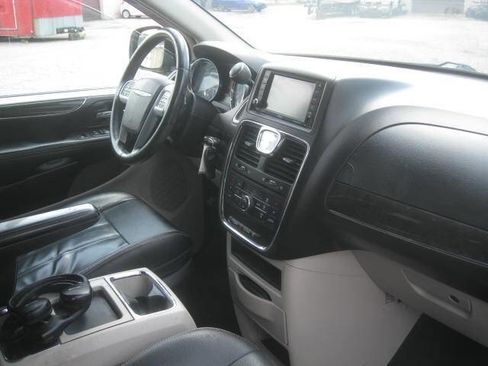 Used 2014 Chrysler Town & Country Touring FWD image 22